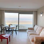 Beachside With Views Apartman