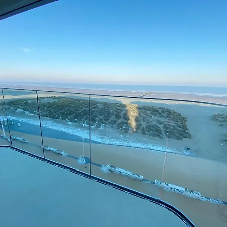 Beachside With Views Apartamento *