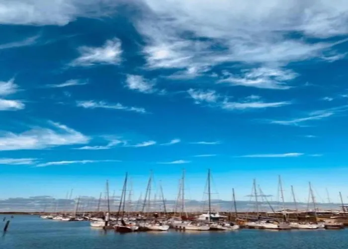 Beachside With Views Apartamento *